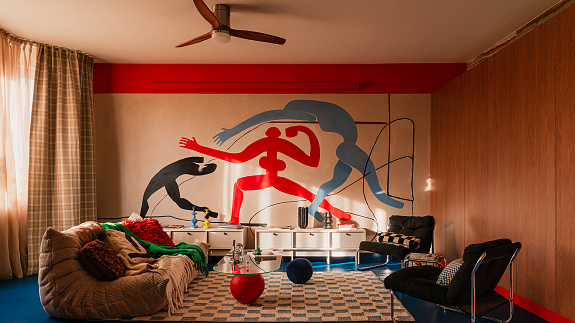 To mieszkanie na warszawskiej Pradze wręcz kipi energetyzującą czerwienią i kleinowskim błękitem