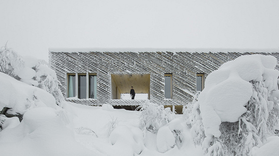 Akwarium pachnące lasem: górskie schronienie pary architektów