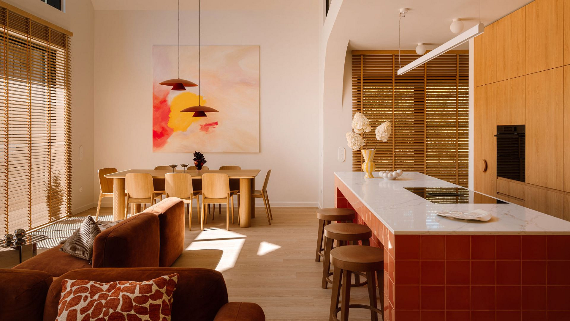 Pełen koloru i ciepła dom z elementami stylu retro i mid-century