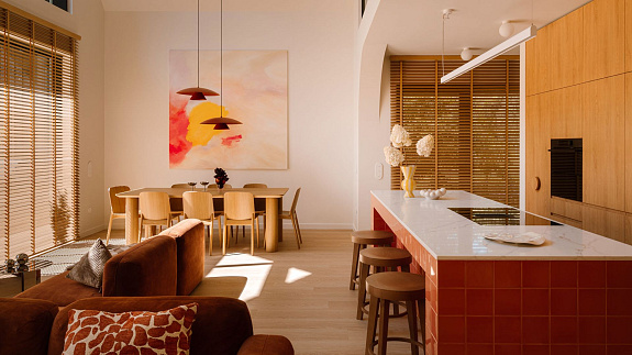 Pełen koloru i ciepła dom z elementami stylu retro i mid-century