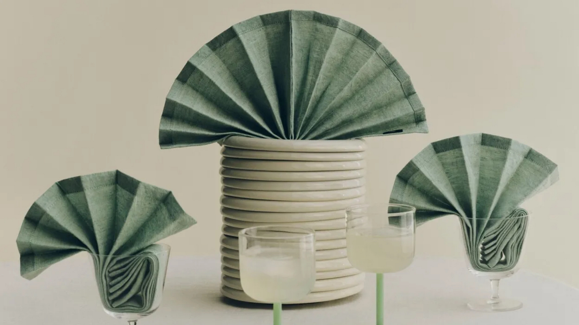 Jak pięknie układać serwetki na świątecznym stole?