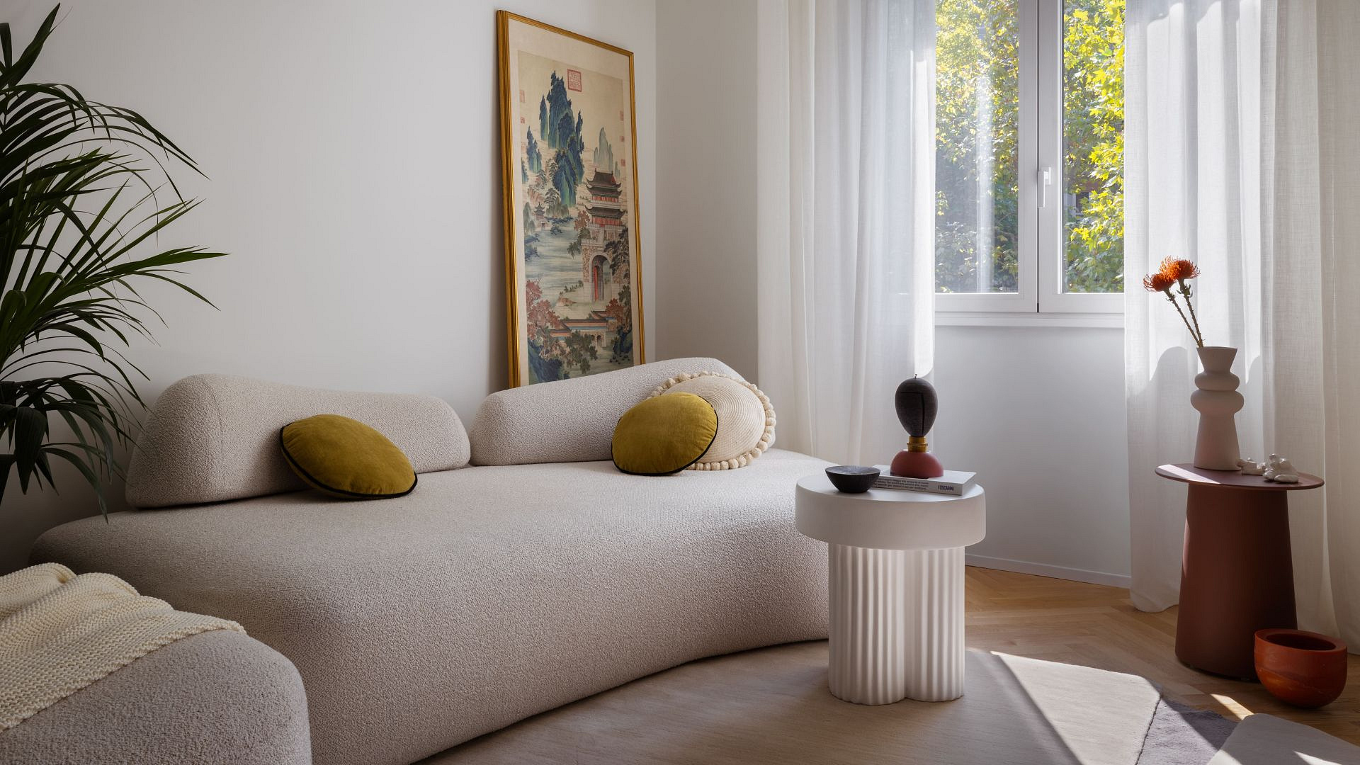 90-metrowe mieszkanie łączy mediolański modernizm z urokiem Orientu