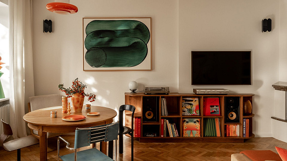 Mieszkanie w modernistycznej kamienicy pełne koloru i twórczej swobody
