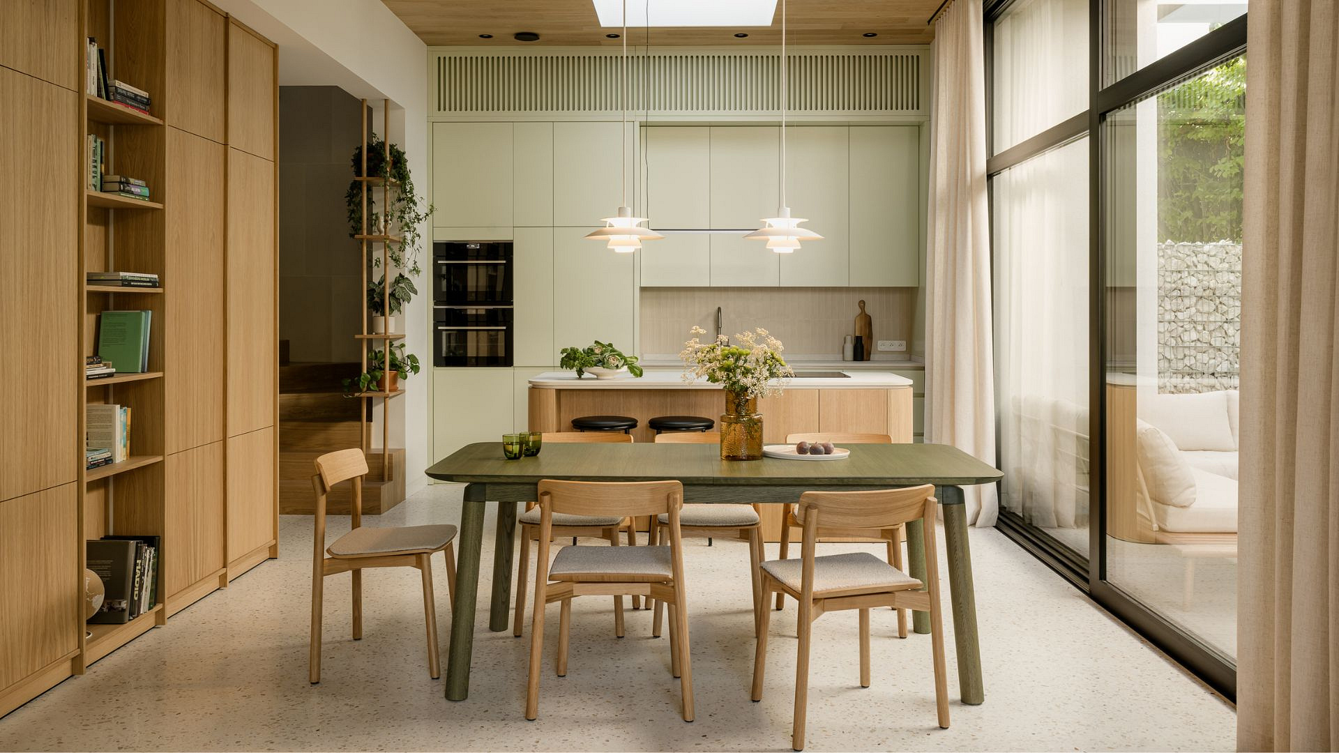 Dom w Krakowie - skąpany w zieleni, inspirowany estetyką modernizmu