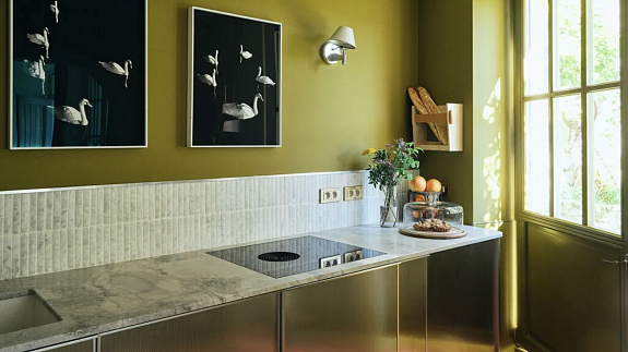 Wiejski dom z minimalistyczną metalową kuchnią