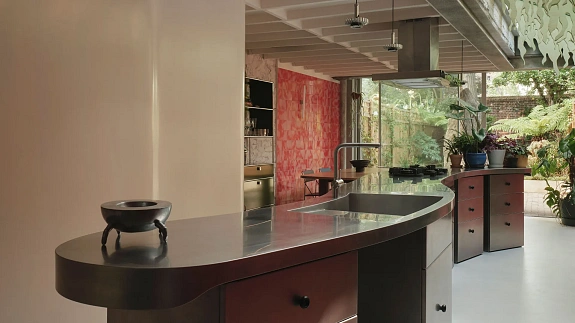 Londyński dom projektantki z elementami surrealistycznymi