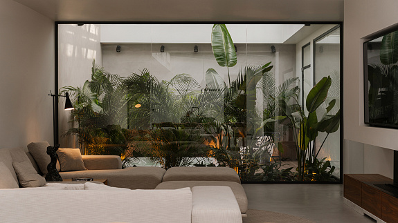 Dom z historią i tropikalnym ogrodem w środku – renowacja przedwojennej willi w Warszawie