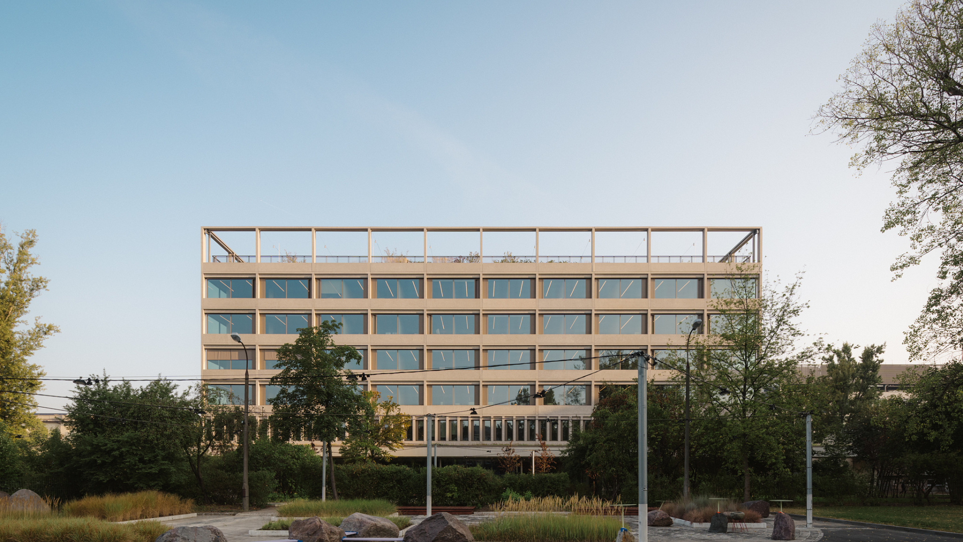 Efekt psychologiczny: nowa realizacja Uniwersytetu Warszawskiego łączy brutalistyczną muskulaturę ze zniuansowanymi podziałami i efektownym detalem 