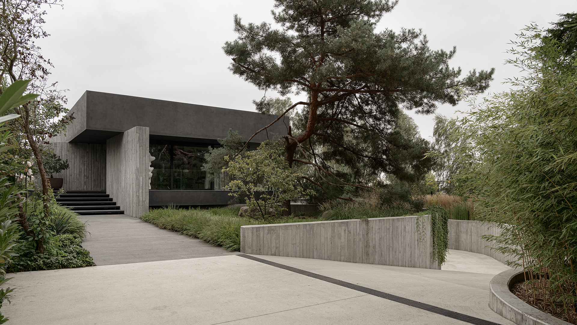 Wstrząśnięte, niezmieszane: poznański dom w klimacie filmów z 007