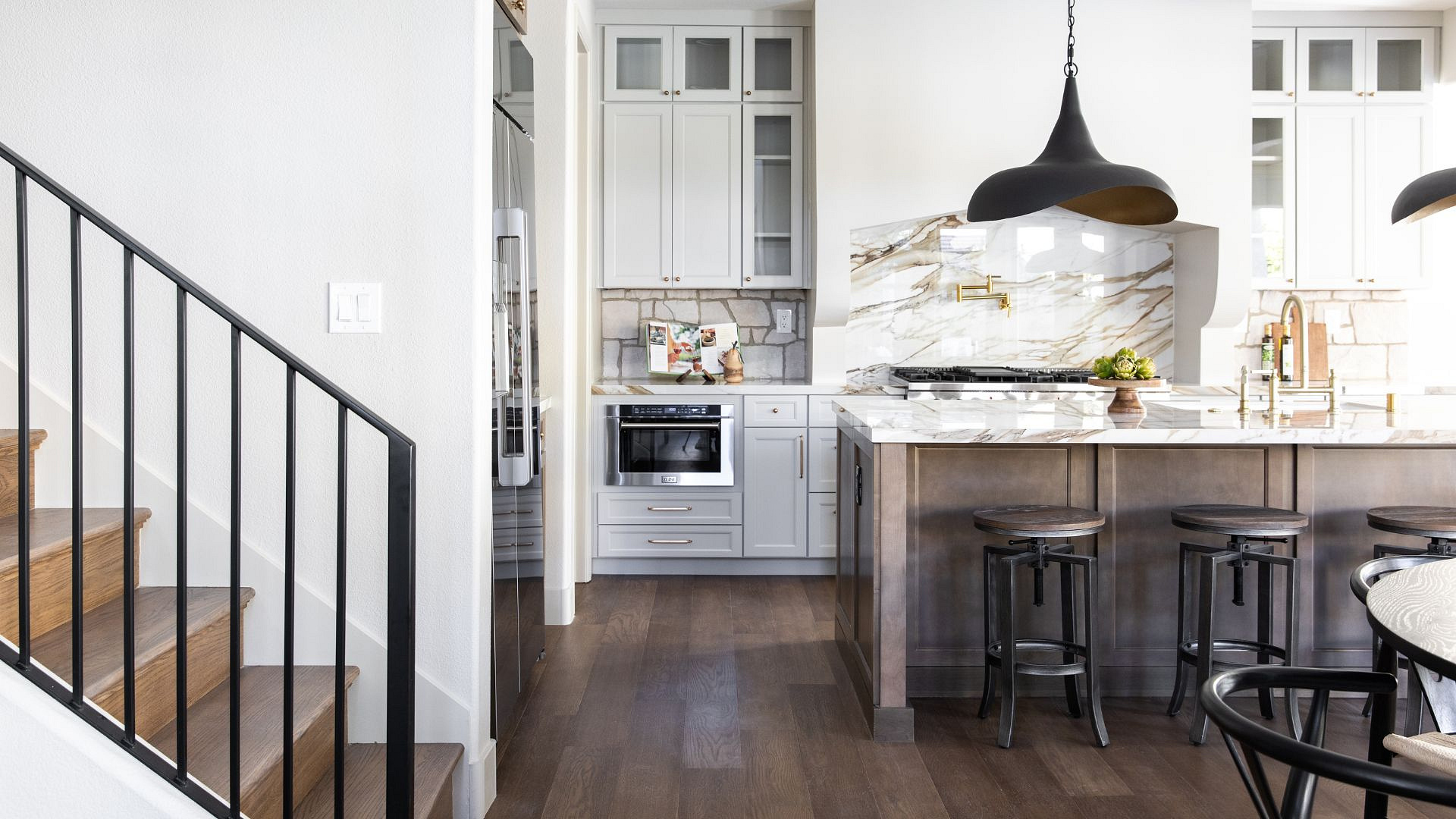 Nowoczesny dom wykończony pod klucz. Tu funkcjonalność spotyka ponadczasową elegancję