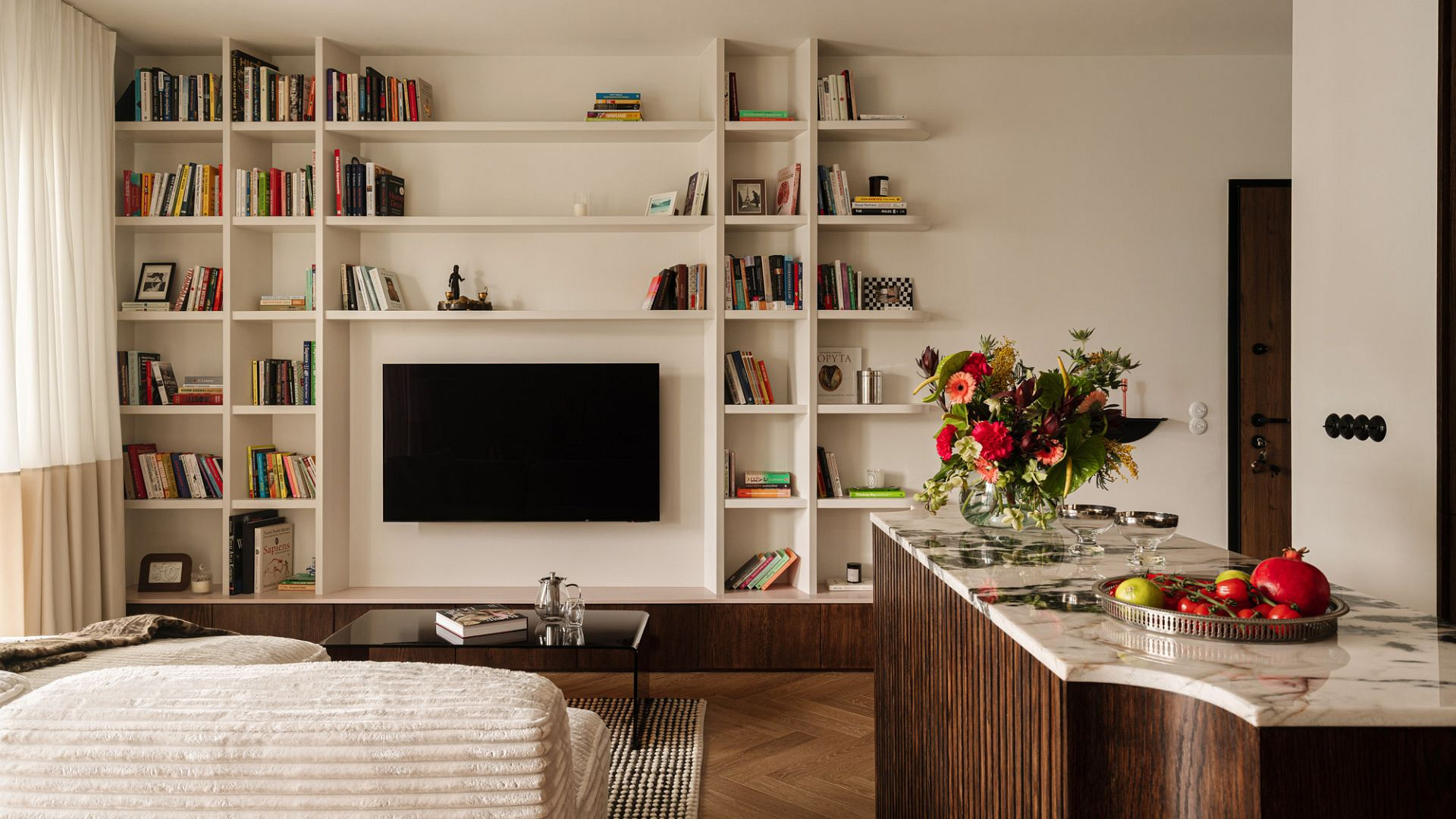 70-metrowe mieszkanie w Warszawie. Klimatyczne wnętrze z soczyście bordową łazienką