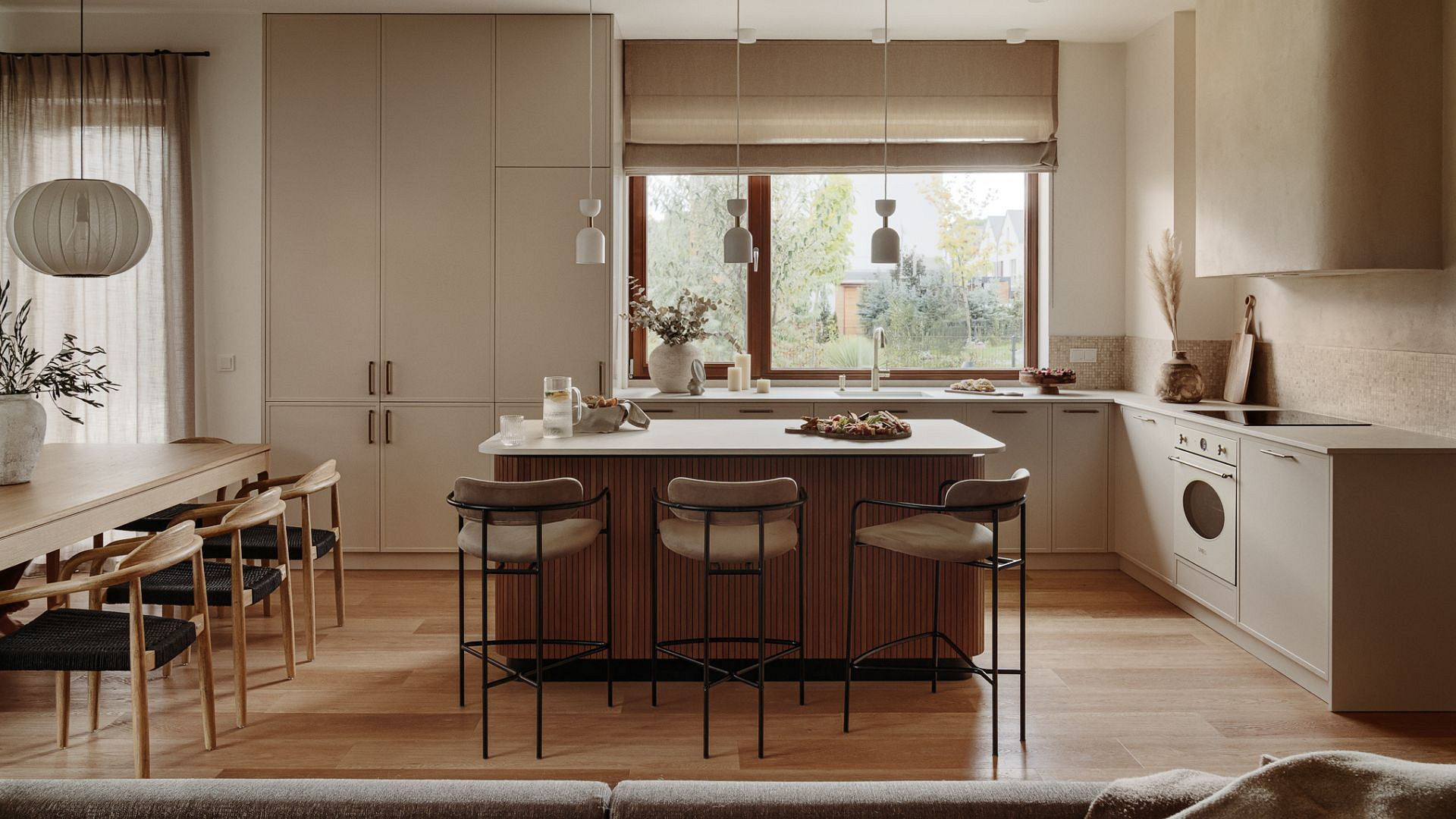 Dom w Konstancinie w stylu ciepłego minimalizmu