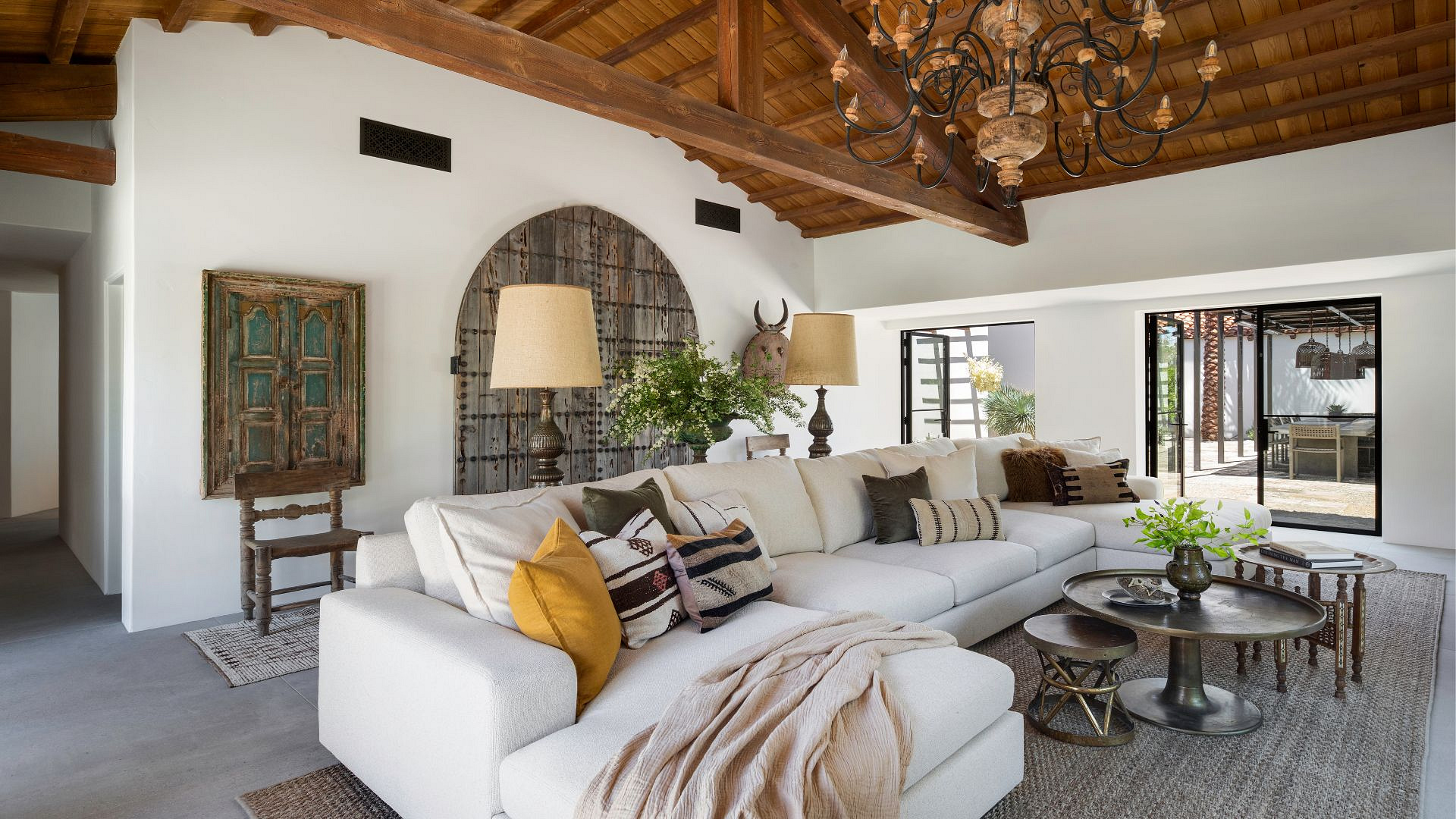 Dom miłośników designu i mebli vintage. Stół w jadalni należał kiedyś do Franka Sinatry