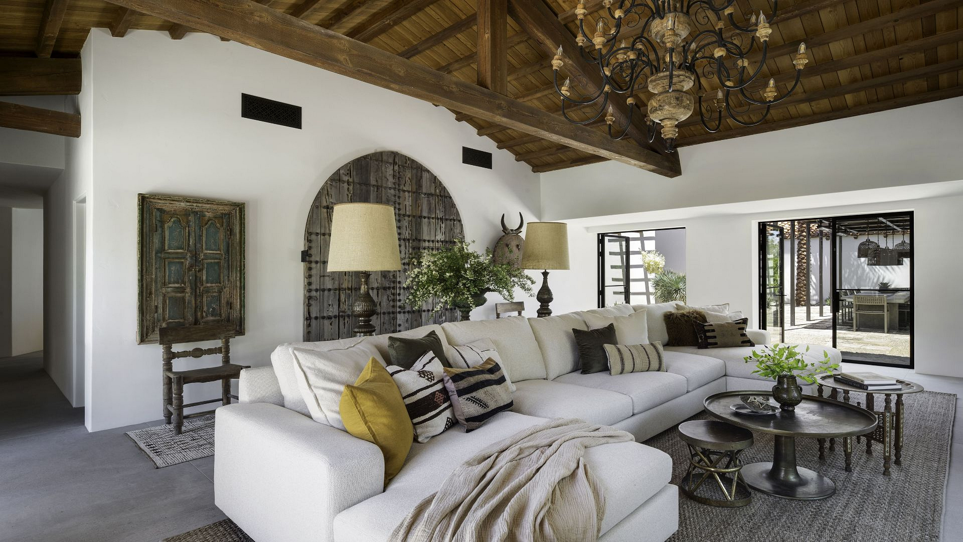 Dom miłośników designu i mebli vintage. Stół w jadalni należał kiedyś do Franka Sinatry