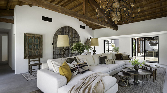 Dom miłośników designu i mebli vintage. Stół w jadalni należał kiedyś do Franka Sinatry