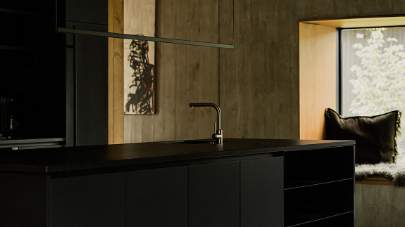 Dom pod lasem – pochwała prostoty i naturalnych materiałów 