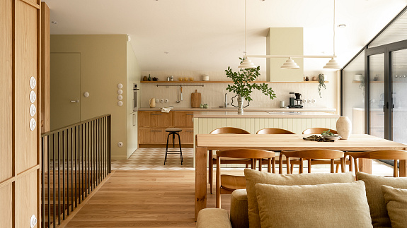 Dwupoziomowy apartament w stylu modern cottage pod Warszawą