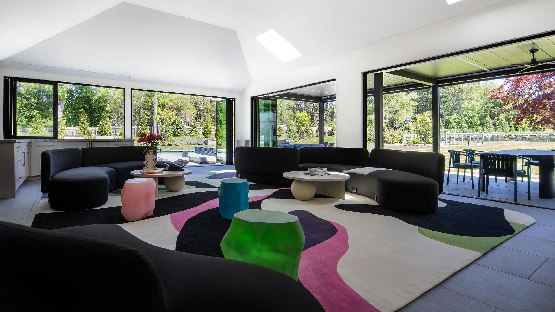 Kolorowy dom pełen nietypowych rozwiązań. Wzrok przykuwa kominek inspirowany LEGO