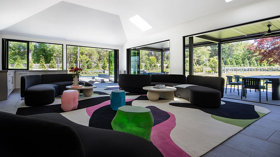 Kolorowy dom pełen nietypowych rozwiązań. Wzrok przykuwa kominek inspirowany LEGO