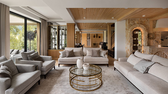 Metamorfoza drewnianego domu w nowoczesną, trzypokoleniową willę