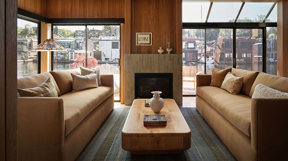 Transformacja barki mieszkalnej z lat 80. w klimatyczne, nadmorskie gniazdko