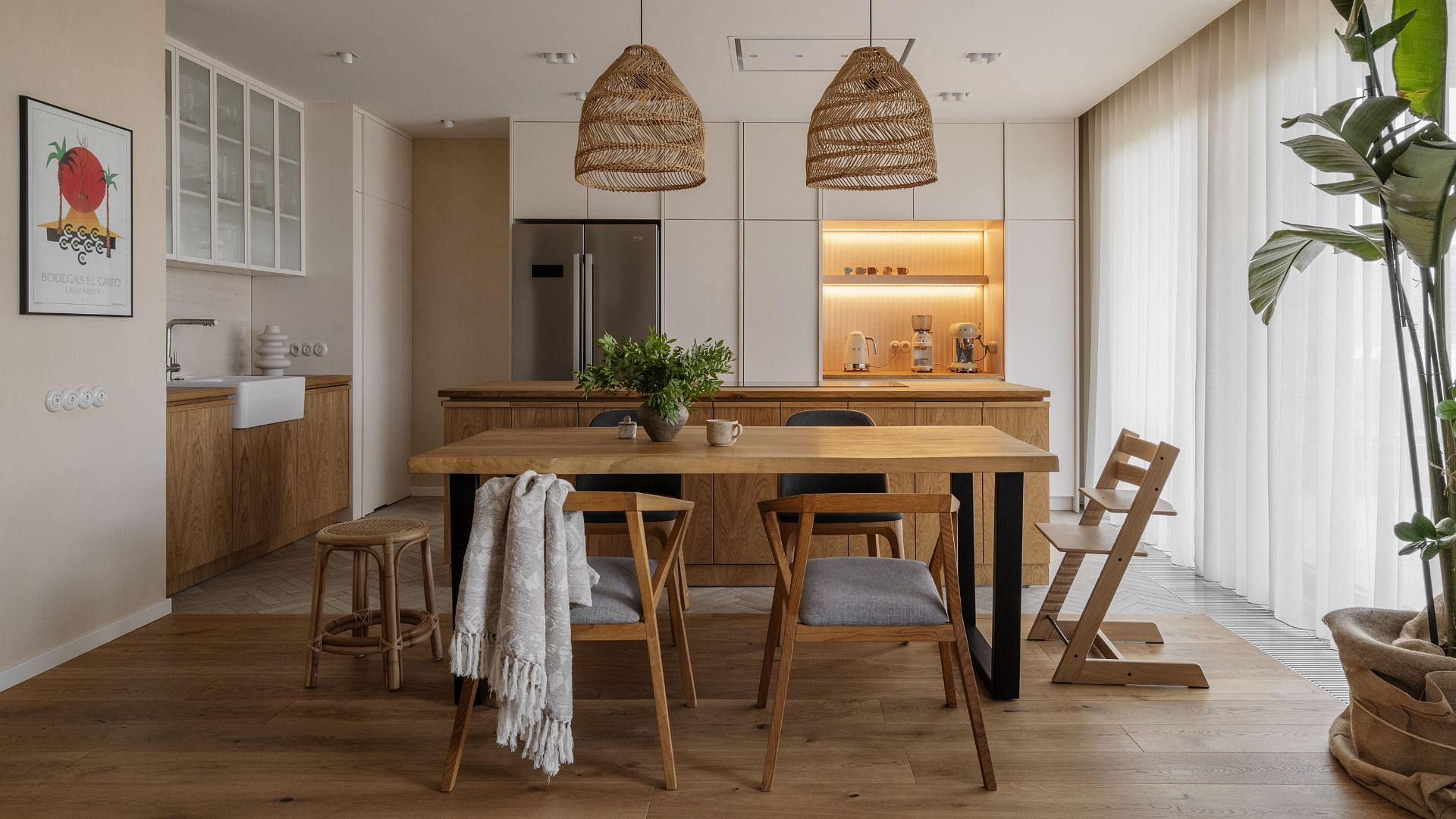 Dwupoziomowe mieszkanie w Warszawie. Króluje tu drewno, kamień i klimatyczne oświetlenie