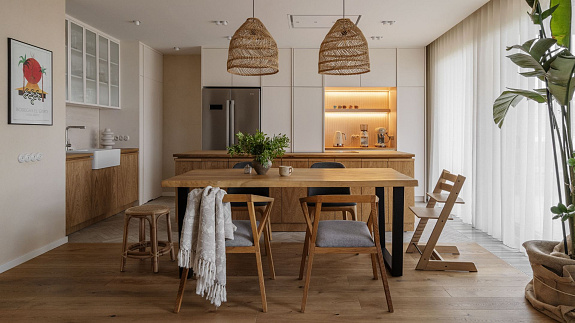 Dwupoziomowe mieszkanie w Warszawie. Króluje tu drewno, kamień i klimatyczne oświetlenie