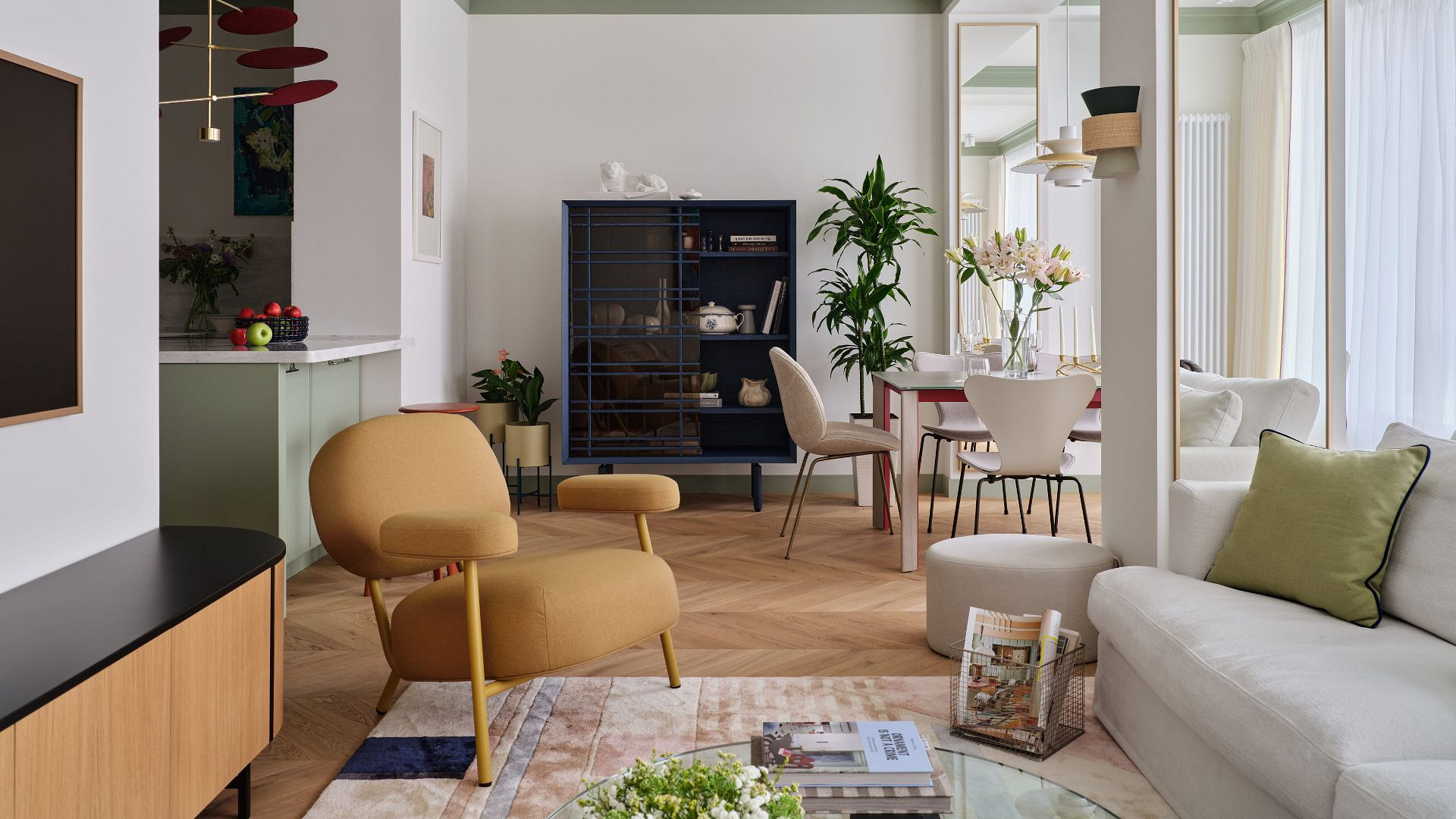 W tym mieszkaniu paryska elegancja spotyka włoską swobodę i kazachską duszę