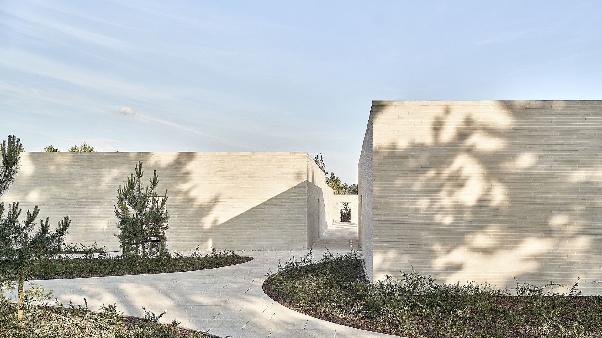 Architektura drugiego planu: uczy, koi, leczy 