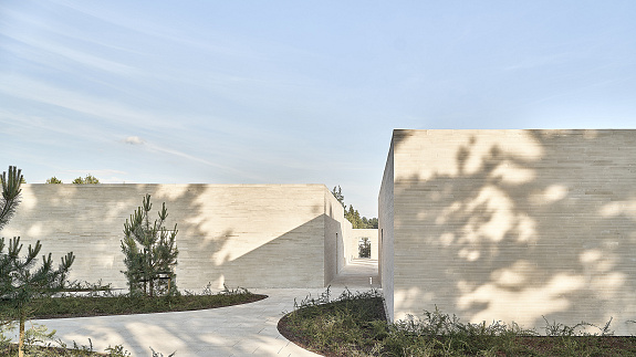 Architektura drugiego planu: uczy, koi, leczy 