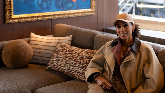 Katamaran pełen sztuki. Omenaa Mensah i Sunreef Yachts stworzyli wyjątkową galerię na wodzie