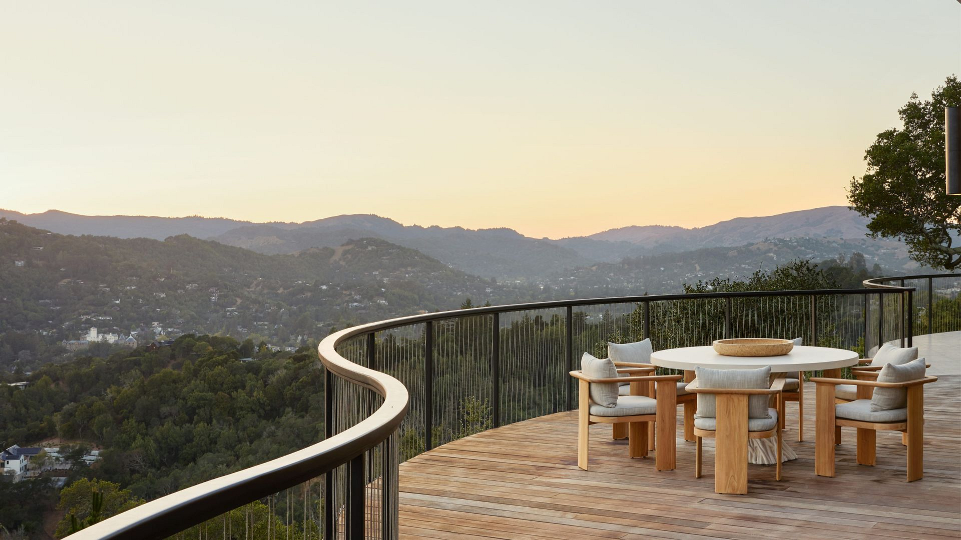 Nowoczesny dom, który celebruje otaczającą go naturę