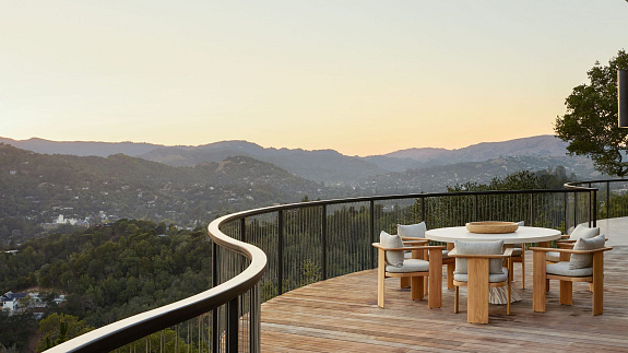 Nowoczesny dom, który celebruje otaczającą go naturę