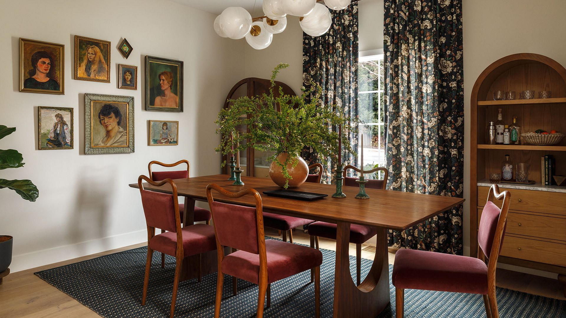 Dom dla młodych rodziców pełen sztuki i wzorzystych tkanin