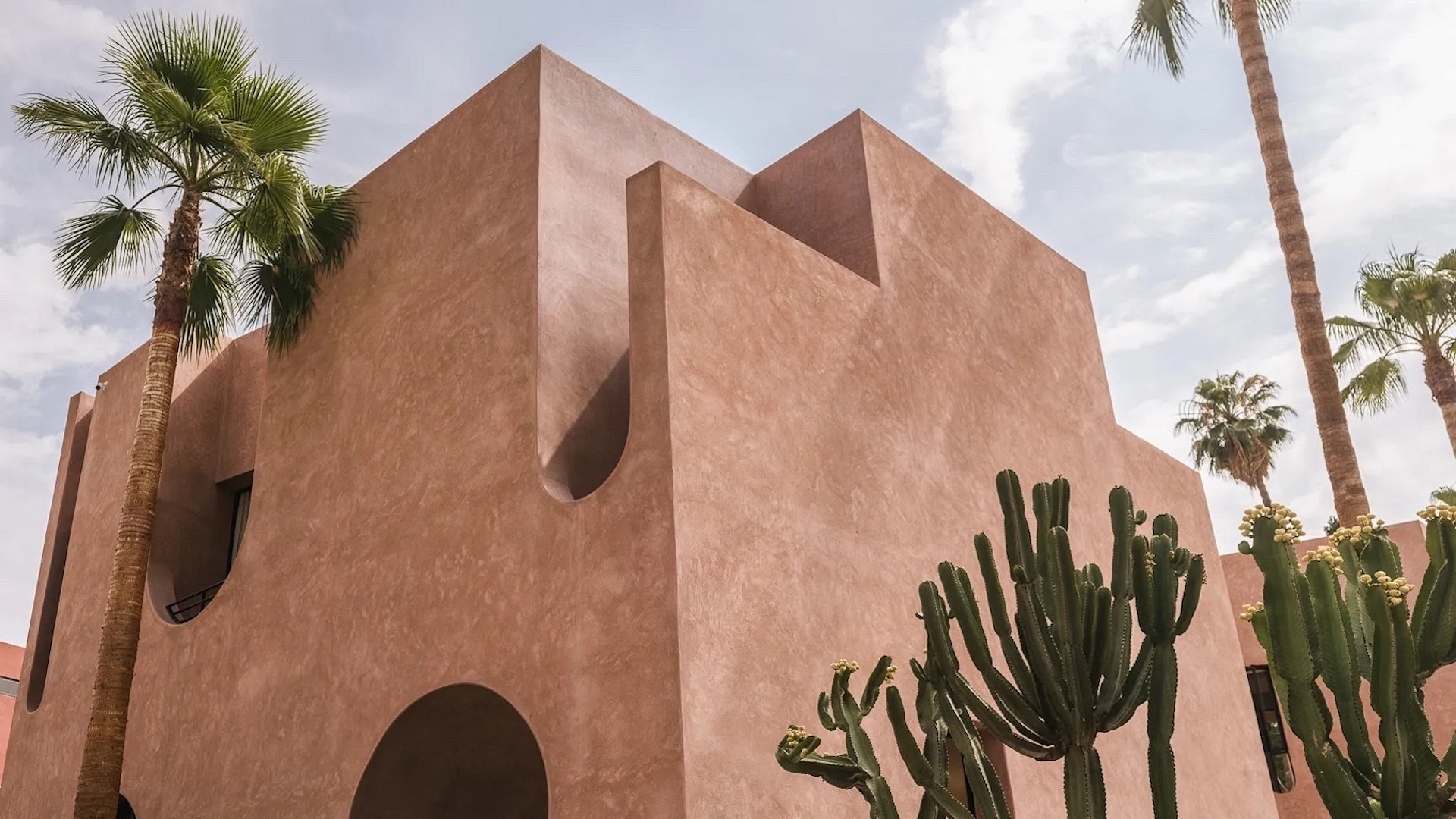 Modernistyczny hotel w Marrakeszu zachwyca minimalistycznym charakterem, ale nie pozbawionym marokańskiej estetyki 