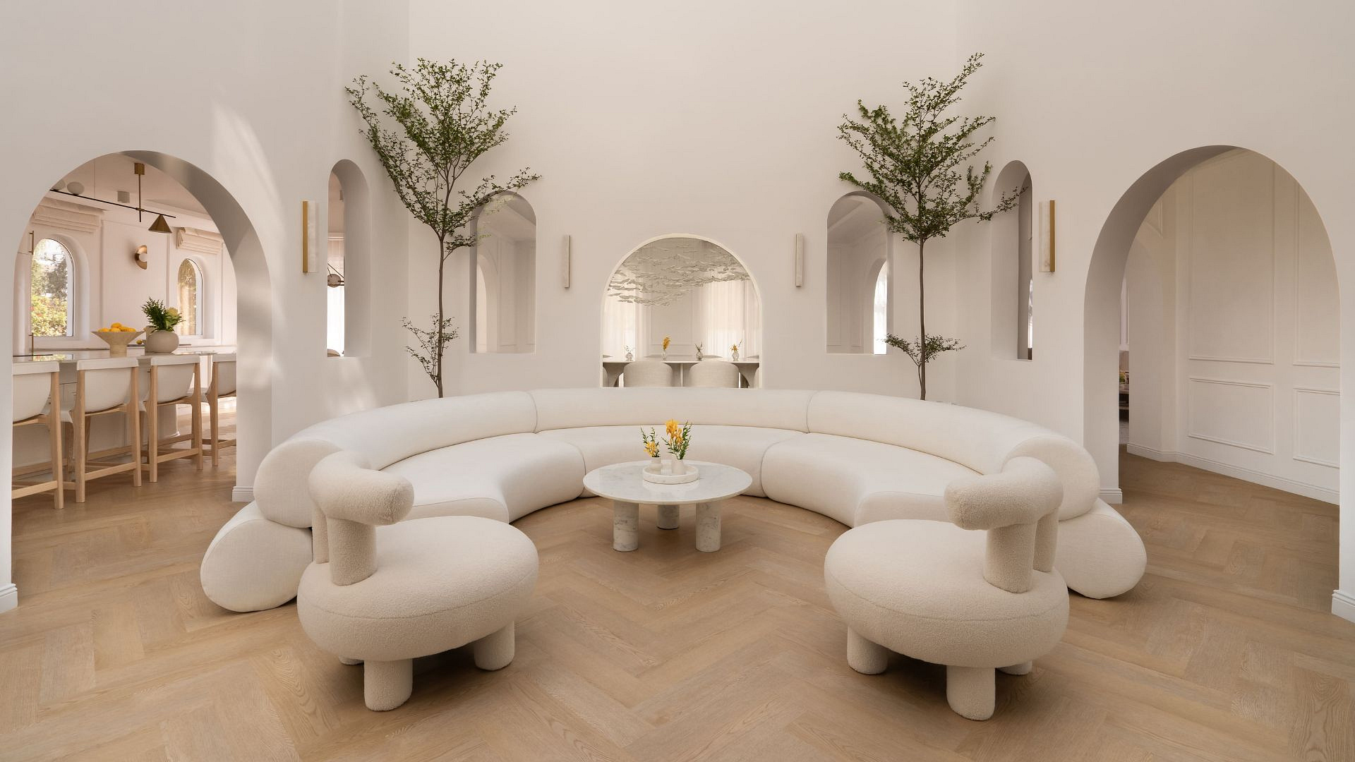 Dom inspirowany współczesną elegancją, kolorem roku Pantone i hiszpańską architekturą