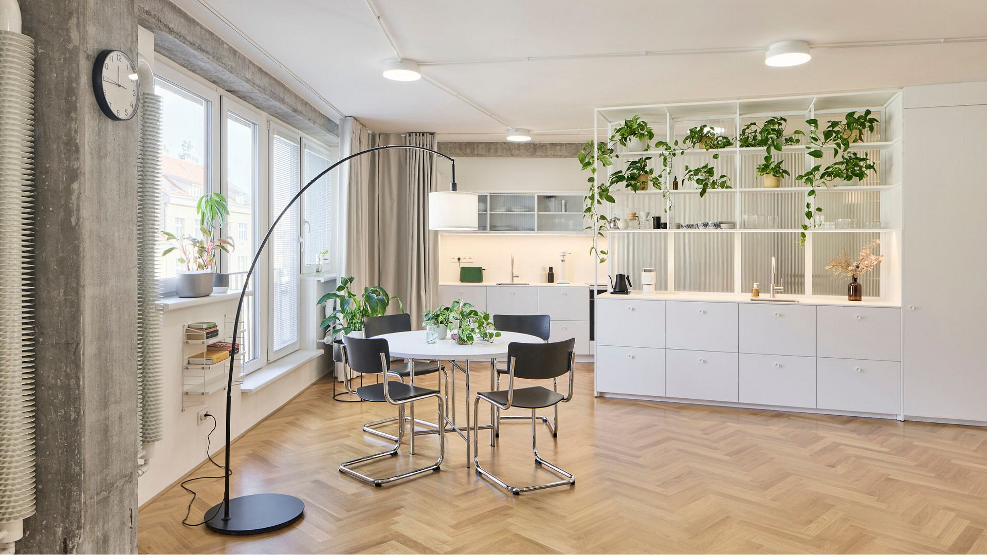 Architekci usunęli niemal wszystkie ścianki działowe ze 100-metrowego apartamentu
