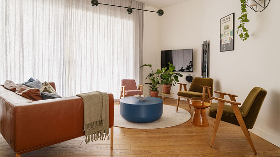 Przytulne mieszkanie w Warszawie inspirowane stylem mid-century modern 
