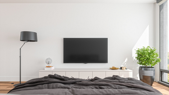 Telewizor w sypialni - za i przeciw. Na jakiej wysokości go powiesić, aby mieć komfort oglądania?