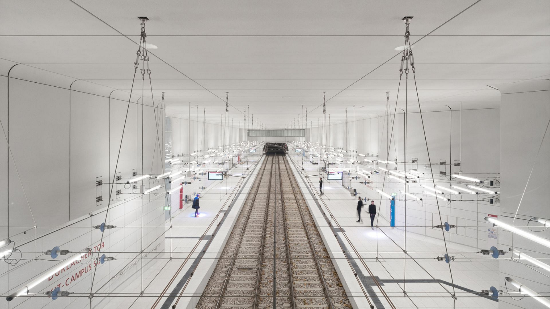 Odpoczynek od miejskiego przesytu. Podziemny tunel kolei miejskiej w Karlsruhe