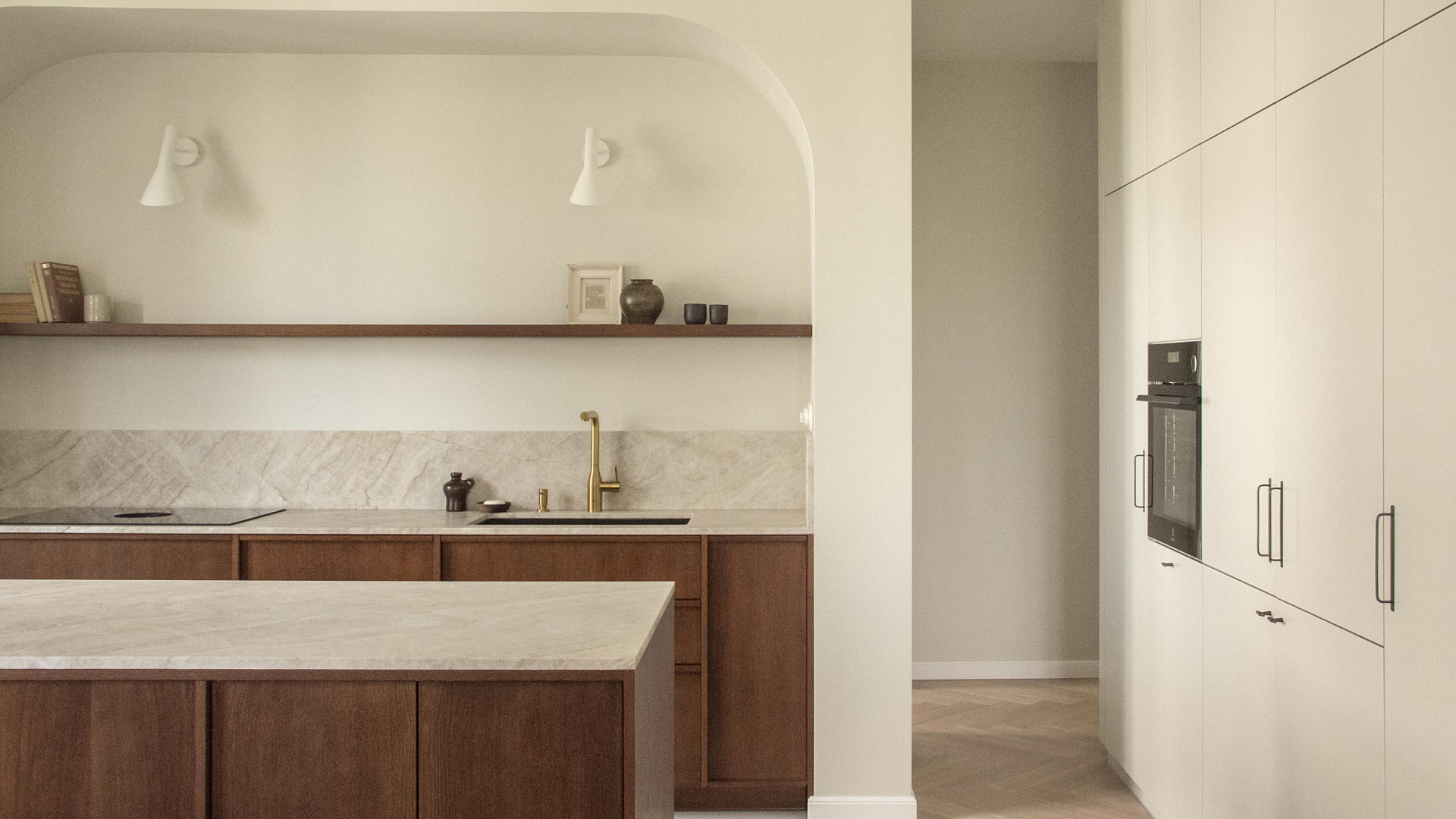 Mieszkanie minimalistów, w którym duński design zestawiono z polskim wzornictwem