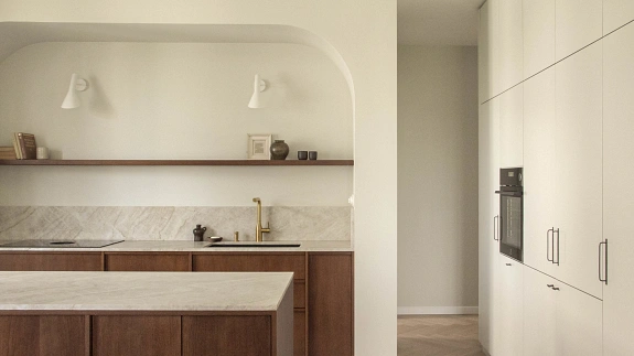 Mieszkanie minimalistów, w którym duński design zestawiono z polskim wzornictwem
