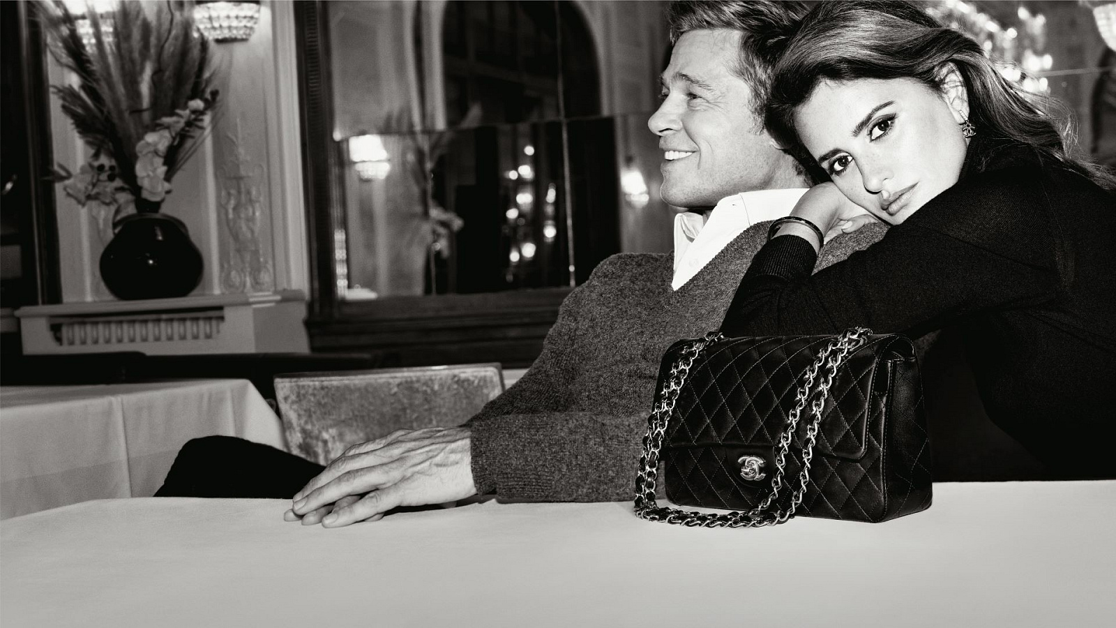 Penélope Cruz i Brad Pitt flirtują na randce w Deauville. Tak Chanel promuje pokaz prêt-à-porter