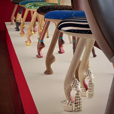 Christian Louboutin zaprojektował krzesła. „Chcieliśmy elegancji, a jednocześnie zabawy”, tak powstała ta niezwykła kolekcja haute-couture