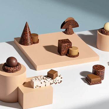 Rzeźby z łupin kakao do ekspozycji czekoladek. Omnom Chocolate promuje zrównoważony rozwój 