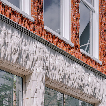 Fasada kamienicy w Amsterdamie wygląda jak dziergany sweter. Cegły powstały w drukarce 3D