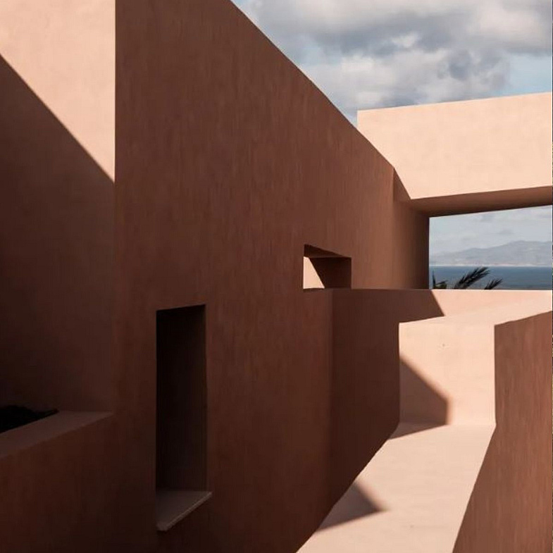 Luksusowy hotel na Santorini z dala od tłumów. Bryła przywodzi na myśl terakotową rzeźbę