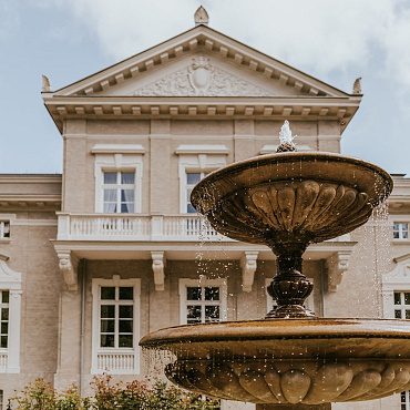 Tu już nie straszy. 5 historycznych rezydencji w Polsce idealnych na klimatyczny weekend