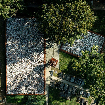 Monument na historycznym Cmentarzu Żydowskim przy Okopowej w Warszawie. Architektura w służbie wspomnień