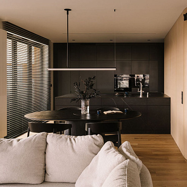 Minimalistyczny apartament w Krakowie. Klimat we wnętrzu buduje duet czerni i drewna
